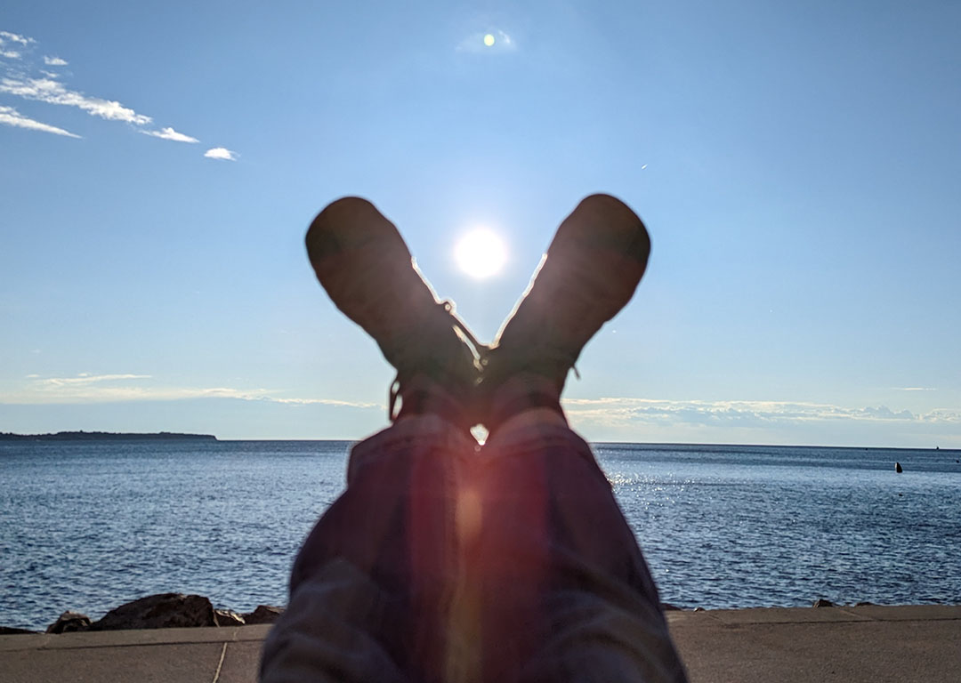Manuela - Füße in die Höh umfangen die Sonne am Meer